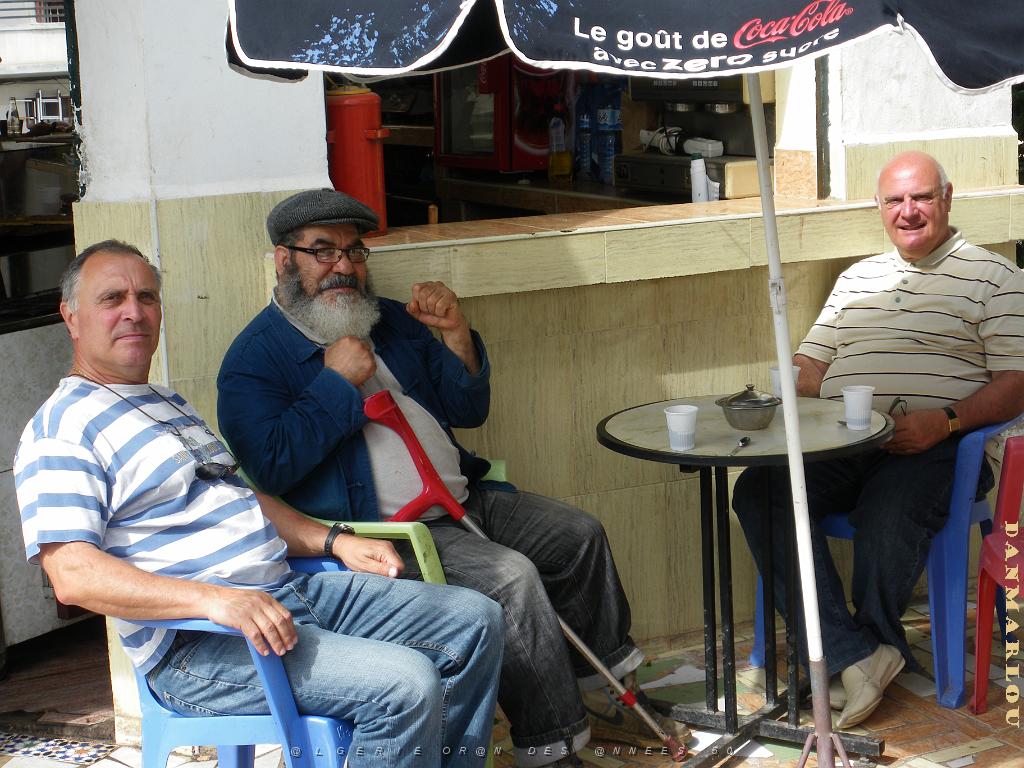 ORAN 2009 Devant gare d ORAN de gau a droite Jules  KADER ancien grand champion de boxe a oran epoque freres PORCEL et rene.JPG
